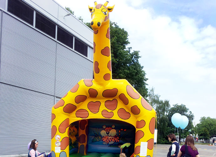 Die Giraffen-Hüpfburg ist mit ihrer Höhe beeindrucken.