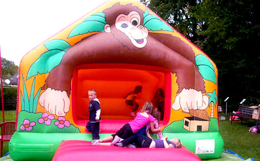 Hüpfburg Dschungel mit spielenden Kindern.