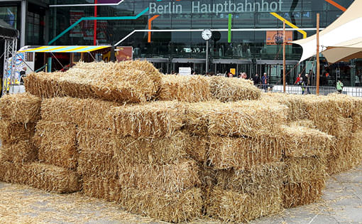 Srohballen auf einer Veranstaltung am Hauptbahnhof.