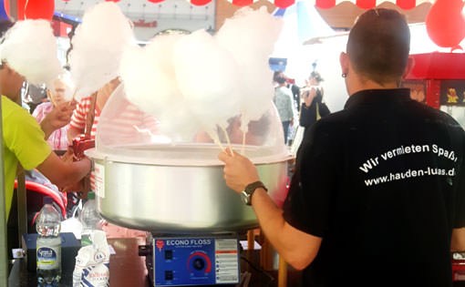 Bunter Stand mit Zuckerwatteverkäufer.