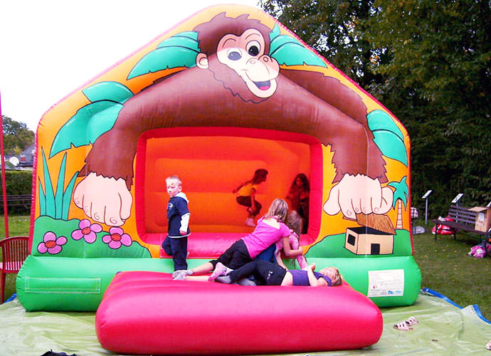 Hüpfburg mit spielenden Kindern.