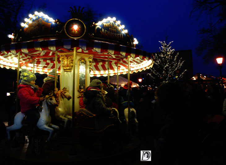 Das große Kinderkarussell auf dem Weihnachtsmarkt in Mahlow. 