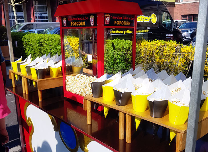 Mit Popcorn gefüllte Tüten am Stand.