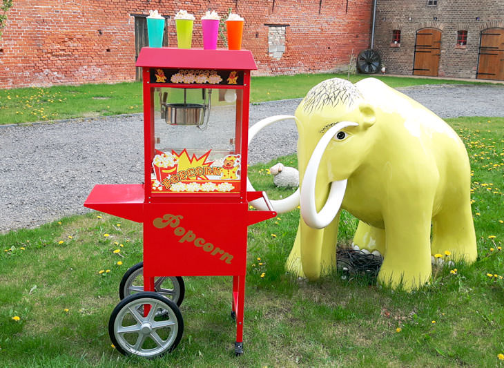 Rote, dekorative Popcornmaschine auf Wagen.