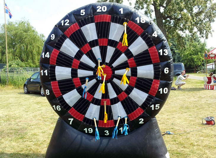 inflatable Darts mit Pfeilen