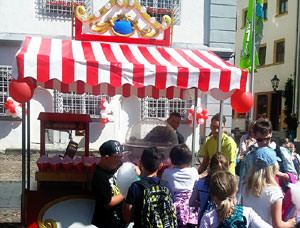 Marktstand mit Zuckerwattemaschine.