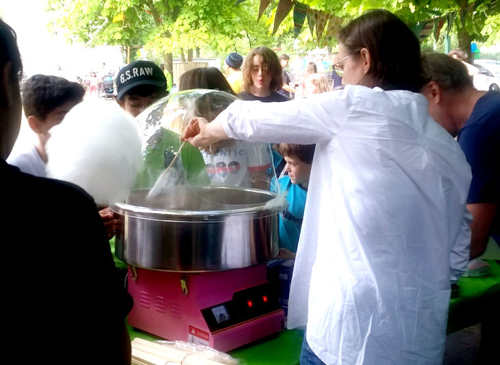 Kinder drängen sich vor dem Zuckerwattestand.