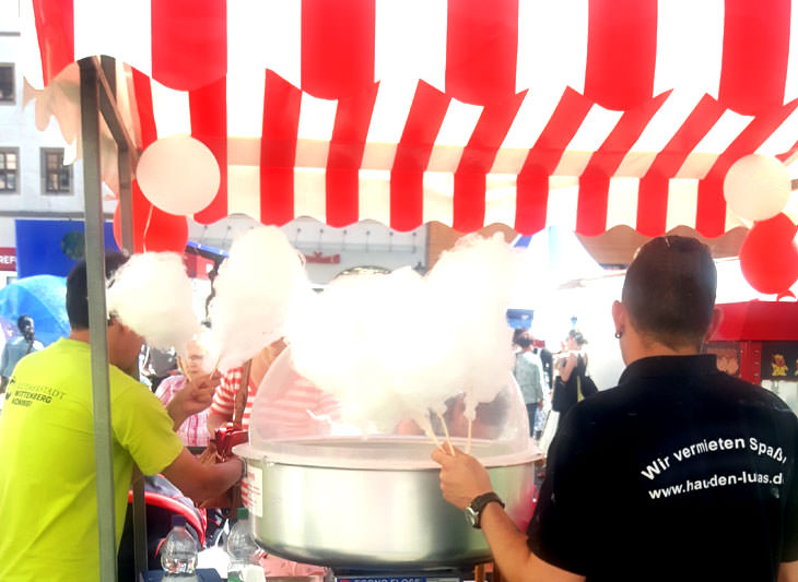 Zuckerwattestand auf einem Straßenfest.